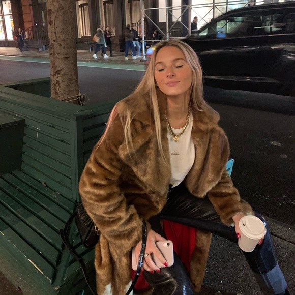 Meet your Posher, Caroline - Picture 1 of 1